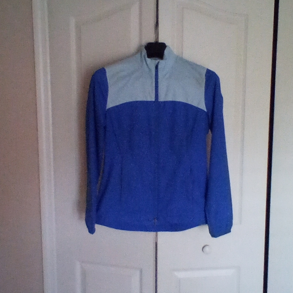 Puma ladies golf wind jacket .Non smoker. Offers.
